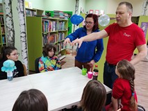Prowadzący zajęcia wyjaśniają,  jak zrobić colę domowym sposobem