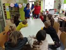 Prowadzący zajęcia wyjaśniają, jak zrobić colę domowym sposobem