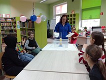 Dzieci patrzą na tajemniczą substancję wydobywającą się ze szklanej tuby