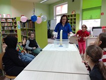 Tajemnicza substancja wydobywa się ze szklanej tuby jeszcze bardziej...