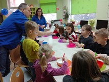Dzieci podczas przygotowań do wykonania glutkowych robali