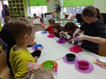 Dzieci podczas pracy nad glutkowymi robalami