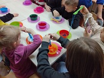 Dzieci podczas pracy nad glutkowymi robalami
