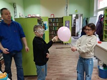 Franek i Ola ćwiczą dziurawienie balonów skórką z pomarańczy