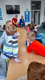 dzieci oglądaja eksperymenty
