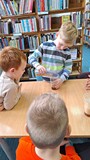 chłopcy wykonują eksperymenty