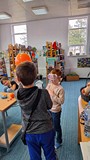 chłopcy przeprowadzają  eksperymenty z balonem