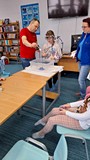 dziewczynka wykonuje eksperymenty pod asystą prowadzących