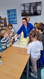 dzieci wykonują eksperymenty pod asystą prowadzących