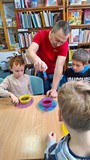 dzieci biorą udział w eksperymentach