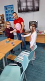 dziewczynki przeprowadzają  eksperymenty z balonem