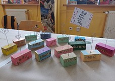 Na zdjęciu gotowe, kolorowe wizytowniki