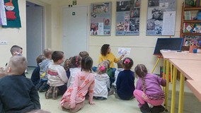 Bibliotekarka czyta dzieciom książkę
