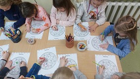 Dzieci tworzą swoje pizze