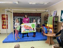 Dziewczynki prezentują swoją pracę