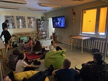 Dzieci w trakcie oglądania filmu