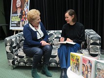 Małgorzata Czyńska rozmawia z czytelniczką po spotkaniu.