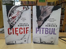 na zdjęciu książki