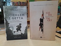 na zdjęciu książki