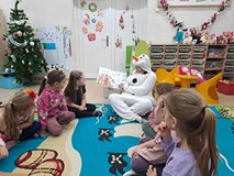 bałwan czyta książkę przedszkolakom