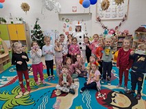 balwan pozuje do zdjęcia z przedszkolakami