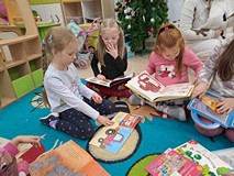 dzieci oglądają książki
