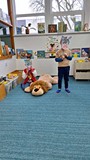 chłopcy pozują do zdjęcia z zebrami