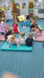 bibliotekarka czyta opowiadanie o zebrach