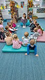 bibliotekarka czyta opowiadanie o zebrach