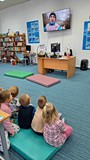 dzieci oglądają film edukacyjny o zebrach
