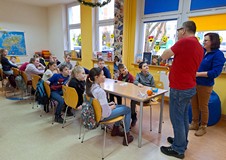 Na zdjęciu Pan Tomek przygotowuje dla feriowiczów cytrusową niespodziankę