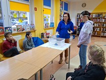 Na zdjęciu Pani Kinga przygotowuje pastę do zębów dla słonia