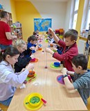 Na zdjęciu demonstrowane są gotowe robale