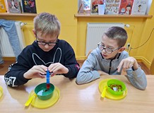 Na zdjęciu feriowicze produkują długaśne robale