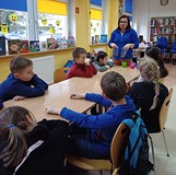 Na zdjęciu Pani Kinga pokazuje, jak uzyskać domowej produkcji Colę