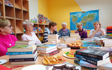 Na zdjęciu uczestniczki spotkania COOLturalnych 6 recenzują przeczytane książki