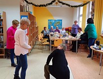 Na zdjęciu uczestniczki spotkania podczas zabawy w kalambury