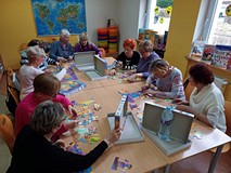 Na zdjęciu COOLturalne 6 układają puzzle na czas