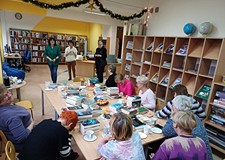 Na zdjęciu uczestniczki spotkania podczas zabawy w kalambury