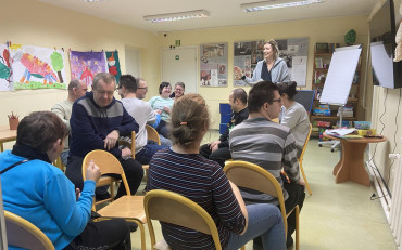 Bibliotekarka opowiada ciekaostki o pizzy uczestnikom spotkania