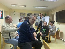 Wspólna zabawa na krzesłach