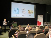 Bibliotekarka z Biblioteki Publicznej Gminy i Miasta Sianów w czasie konferencji o bibliotekach