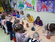 Dzieci podczas zajęć wykonują pracę plastyczną