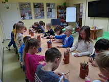 Dzieci podczas zajęć wykonują pracę plastyczną