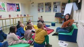 Bibliotekarka czyta dzieciom książkę