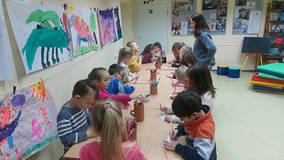Dzieci podczas zajęć wykonują pracę plastyczną