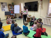 Bibliotekarka opowiada dzieciom o pizzy