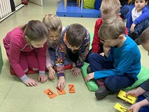 Dzieci układają wyrazy