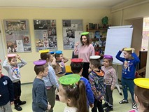 Dzieci i bibliotekarka w trakcie zabawy
