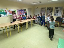 Dzieci i bibliotekarka w trakcie zabawy